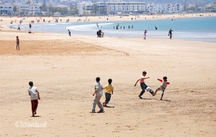 Nens jugant a la platja