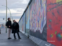 Observant el Mur de Berlín
