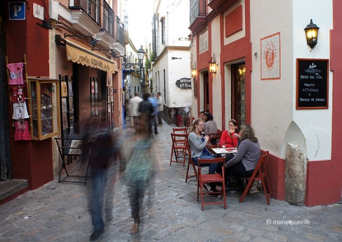 A qualsevol lloc de la ciutat trobarem un munt de bars on fer un descans, com aquests del carrer Santa Teresa