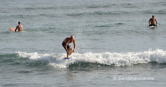No hi havia onades, però els surfers ho intentaven 