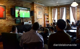 Veient el partit de Champions del Barça en un pub