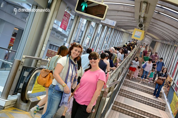 La Sílvia i la Cristina davant les escales mecàniques més llargues del món.