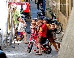 Els nens i el seu somriure omplen els carrers de les ciutats d'Indonèsia