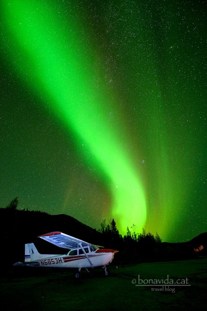 Aurora Boreal sobre un petit aeroport al mig del bosc. Alaska