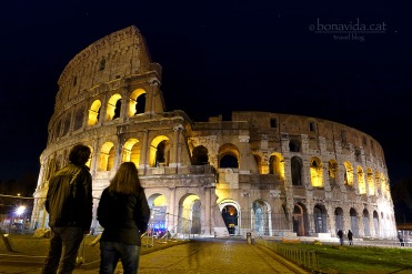 Davant del Colosseo. Roma